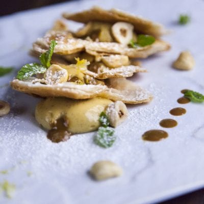 Millefoglie scomposta senza glutine con crema pasticcera, gocce di caramello e foglioline di menta