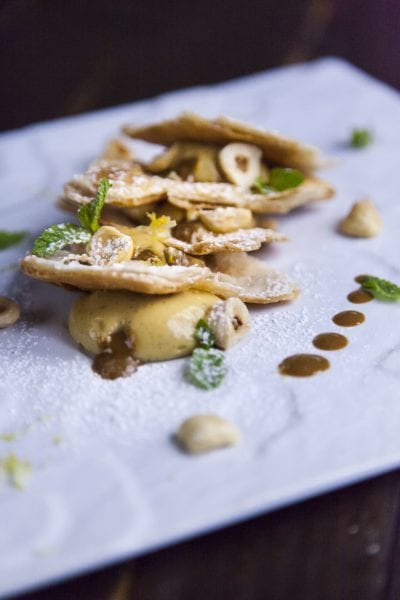 Millefoglie scomposta senza glutine con crema pasticcera, gocce di caramello e foglioline di menta