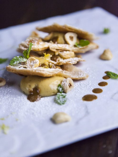 Millefoglie scomposta senza glutine con crema pasticcera, gocce di caramello e foglioline di menta