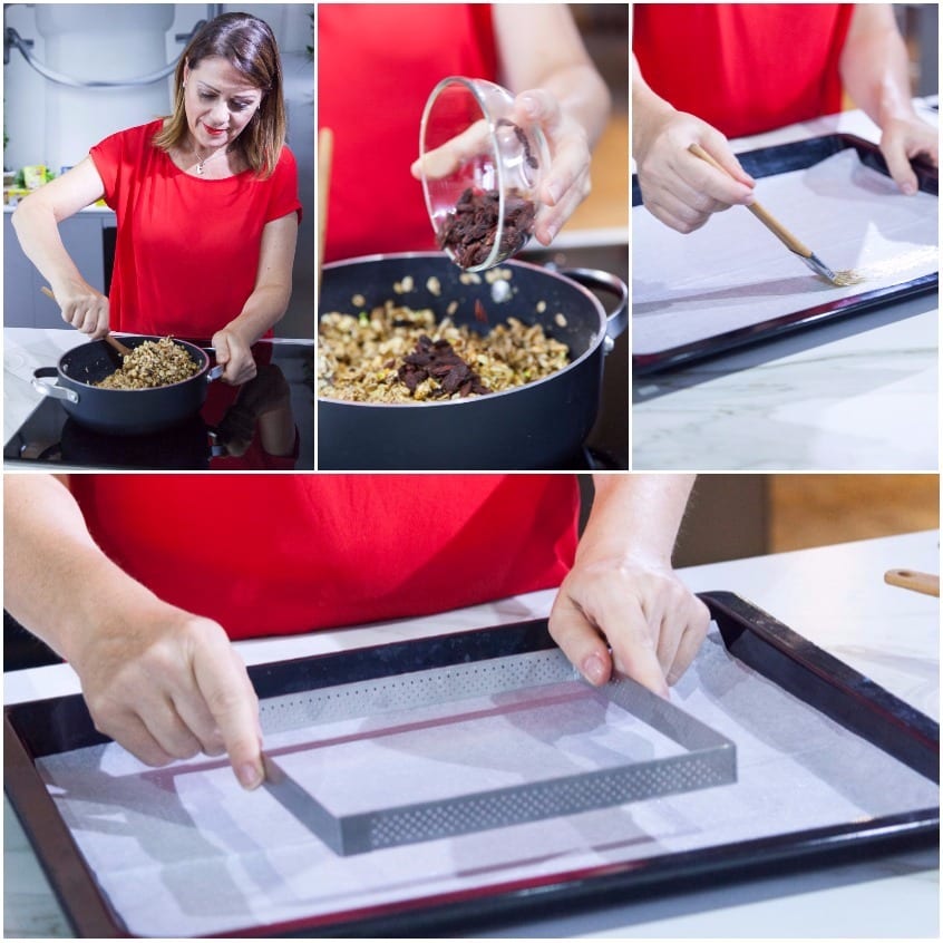 Preparazione delle barrette ai cereali: mix di granola e bacche versato in padella, poi steso su carta forno con stampo rettangolare
