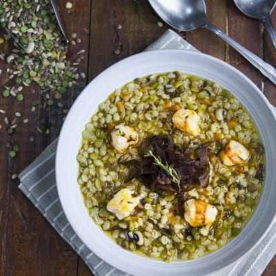 Zuppa di cereali e gamberi con lenticchie miste, alghe e rametto di timo