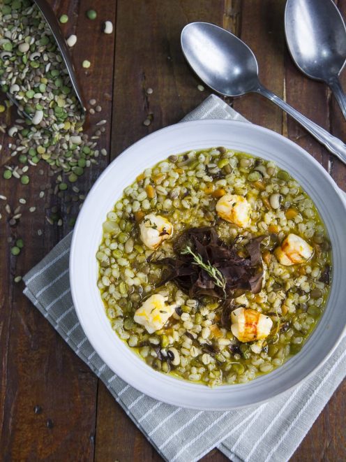Zuppa di cereali e gamberi con lenticchie miste, alghe e rametto di timo