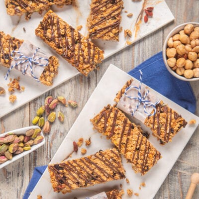 Barrette ai cereali con fiocchi d'avena, frutta secca e glassa al cioccolato a filo