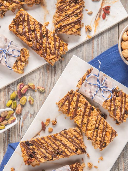 Barrette ai cereali con fiocchi d'avena, frutta secca e glassa al cioccolato a filo