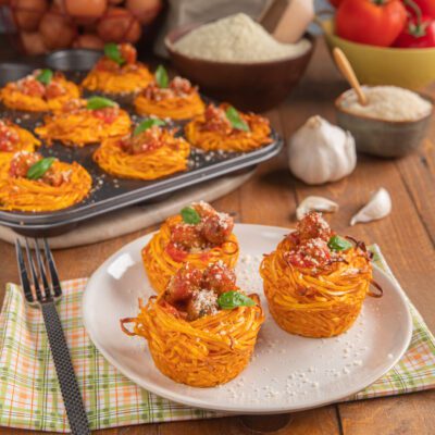 Cupcake di tagliolini con polpettine al sugo, parmigiano grattugiato e foglie di basilico