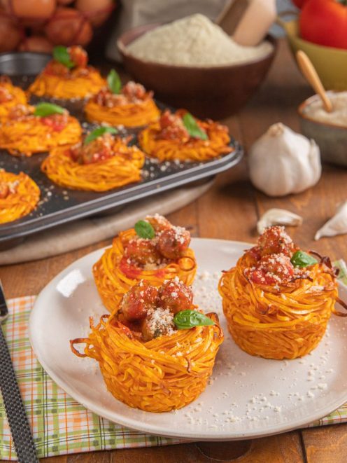 Cupcake di tagliolini con polpettine al sugo, parmigiano grattugiato e foglie di basilico