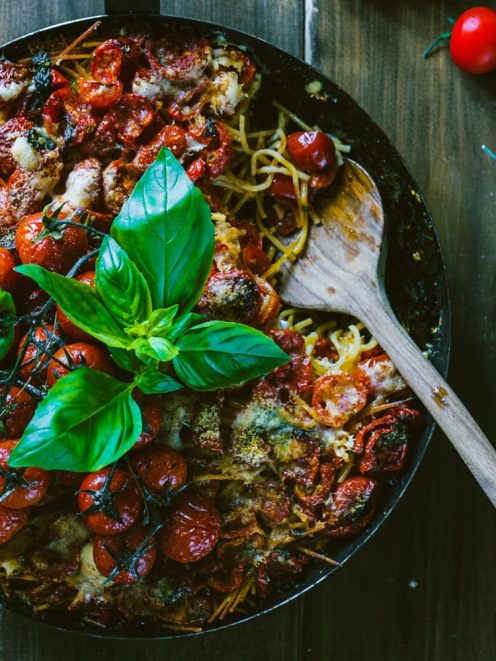 Spaghetti arraganati con pomodorini arrosto, formaggio grattugiato e basilico fresco