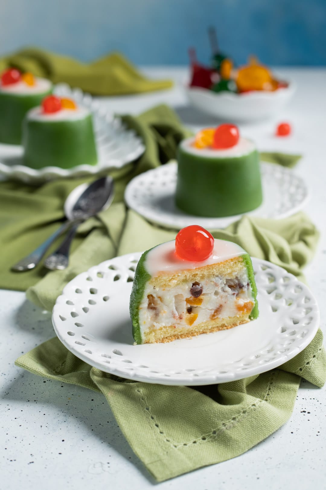 Cassatina individuale in sezione con ricotta, frutta candita e base di pan di Spagna, glassata e decorata con ciliegina