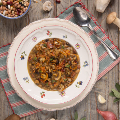 Zuppa di cereali e funghi con legumi misti e brodo saporito, servita in fondo