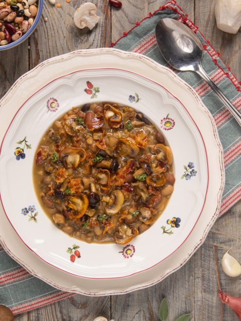 Zuppa di cereali e funghi con legumi misti e brodo saporito, servita in fondo