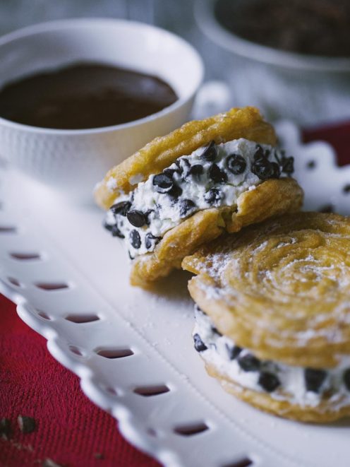 Churros sandwich farciti con crema di ricotta e gocce di cioccolato, spolverati di zucchero a velo