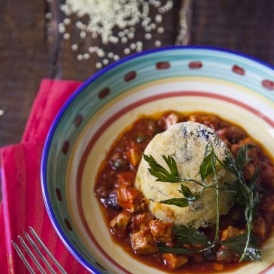 Mini timballo di couscous con tonno ammuttunato su ricco sugo di pomodoro con capperi e prezzemolo