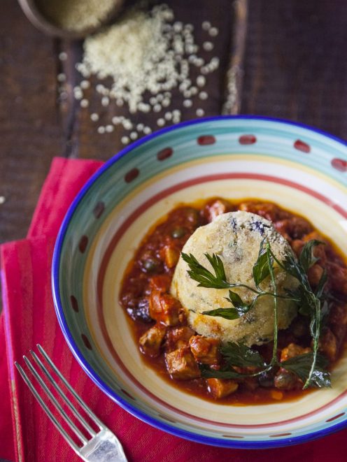 Mini timballo di couscous con tonno ammuttunato su ricco sugo di pomodoro con capperi e prezzemolo
