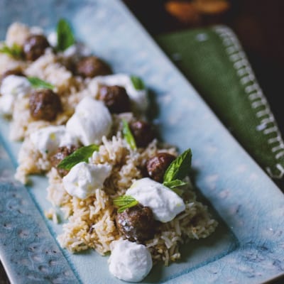 Polpettine di agnello con riso pilaf, yogurt e foglie di menta fresca