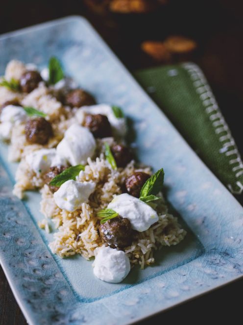 Polpettine di agnello con riso pilaf, yogurt e foglie di menta fresca