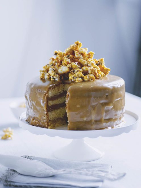 Caramel cake a strati glassata al caramello, guarnita con popcorn caramellati in cima