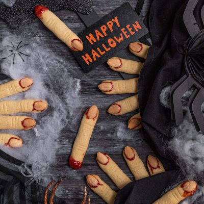 Dita della strega biscotti con unghia di mandorla e marmellata rossa su ragnatele finte