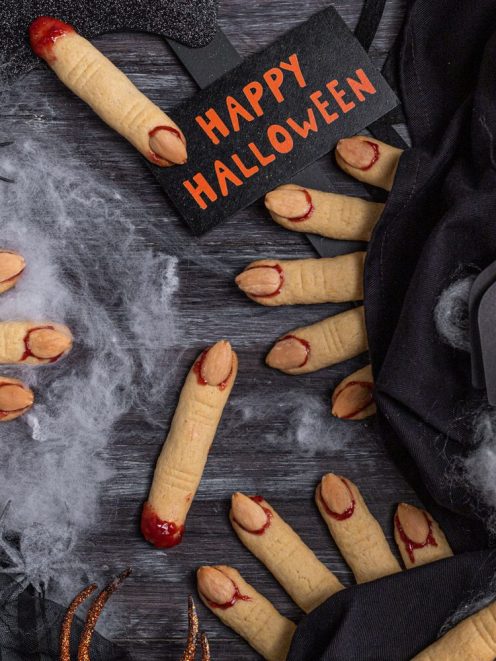 Dita della strega biscotti con unghia di mandorla e marmellata rossa su ragnatele finte