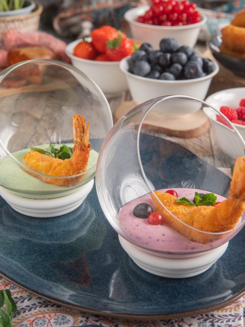 Gamberi butterfly fritti serviti con salsa allo yogurt verde e ai frutti di bosco