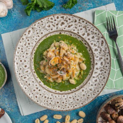 Gnocchetti con vongole e cime di rapa su crema verde, guarniti con vongole aperte e briciole dorate