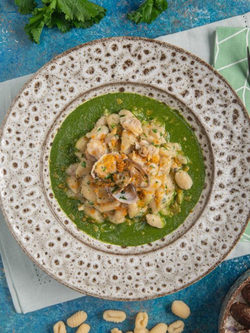 Gnocchetti con vongole e cime di rapa su crema verde, guarniti con vongole aperte e briciole dorate