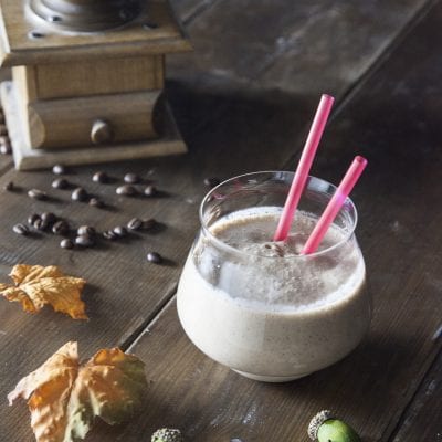 Smoothie al caffè cremoso servito con due cannucce rosa