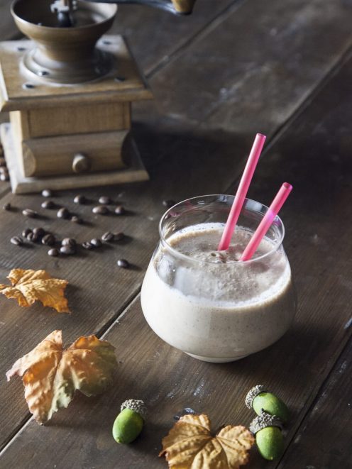 Smoothie al caffè cremoso servito con due cannucce rosa