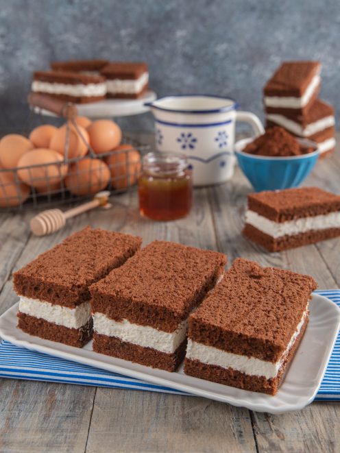 Merendine al cacao e crema di latte tagliate a fette con farcitura bianca soffice in vista
