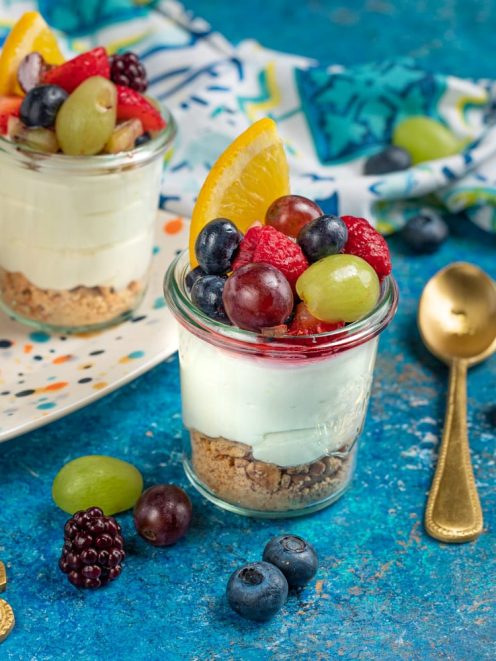 Mousse di yogurt e frutta in bicchiere con base di biscotto, crema soffice e frutti di bosco misti