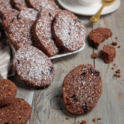 Pan dei morti al cioccolato con frutta secca, spolverati di zucchero a velo