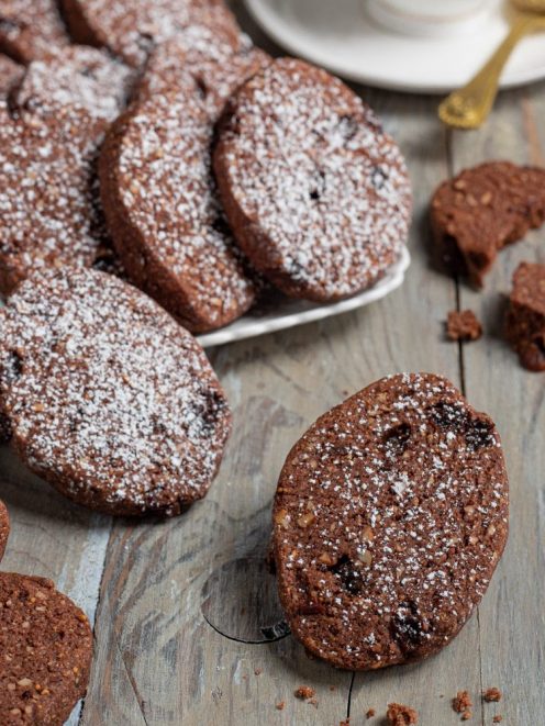Pan dei morti al cioccolato con frutta secca, spolverati di zucchero a velo