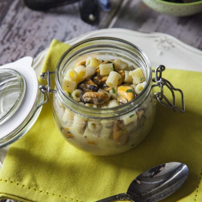 Pasta senza glutine con fagioli e cozze servita in un barattolo di vetro