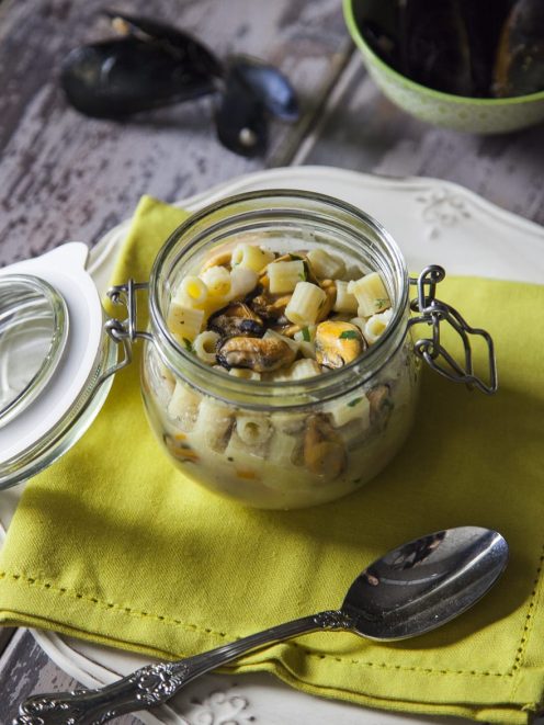 Pasta senza glutine con fagioli e cozze servita in un barattolo di vetro