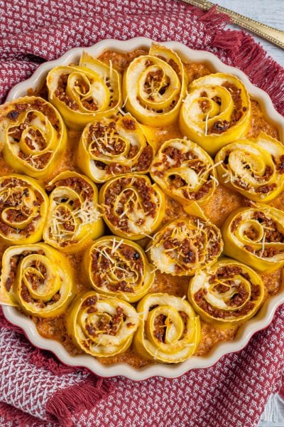 Roselline di lasagne al forno farcite di ragù, gratinate con formaggio filante in teglia rotonda