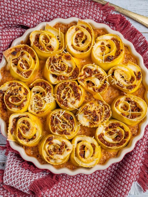 Roselline di lasagne al forno farcite di ragù, gratinate con formaggio filante in teglia rotonda