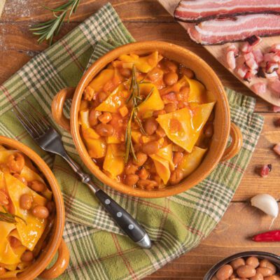 Sagne e fagioli in sugo di pomodoro con borlotti e rametto di rosmarino fresco
