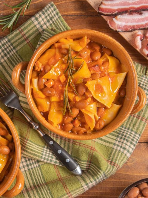 Sagne e fagioli in sugo di pomodoro con borlotti e rametto di rosmarino fresco