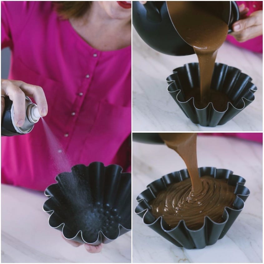 Composto al cioccolato versato nello stampo a fiore dopo averlo spruzzato con spray staccante