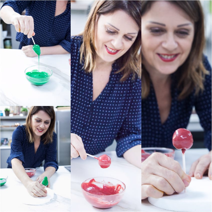 Cake pops natalizi immersi nel cioccolato colorato verde e rosso prima di asciugare