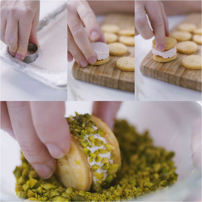 Mani che assemblano biscotti farciti con crema e li passano nella granella di pistacchi