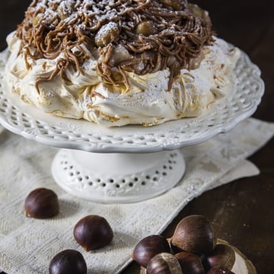 Pavlova mont blanc con meringa, vermicelli di castagne e zucchero a velo