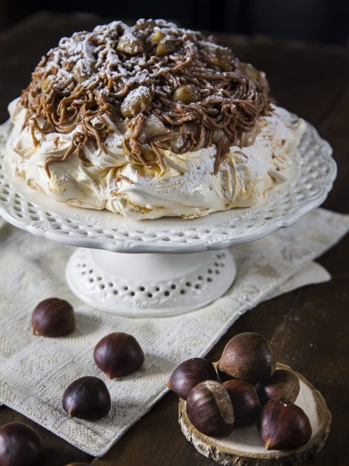 Pavlova mont blanc con meringa, vermicelli di castagne e zucchero a velo