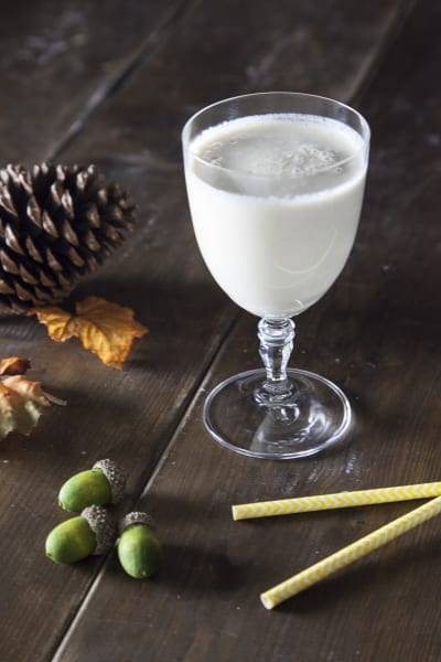 Smoothie di pera, caramello e latte vegetale servito in calice con superficie spumosa