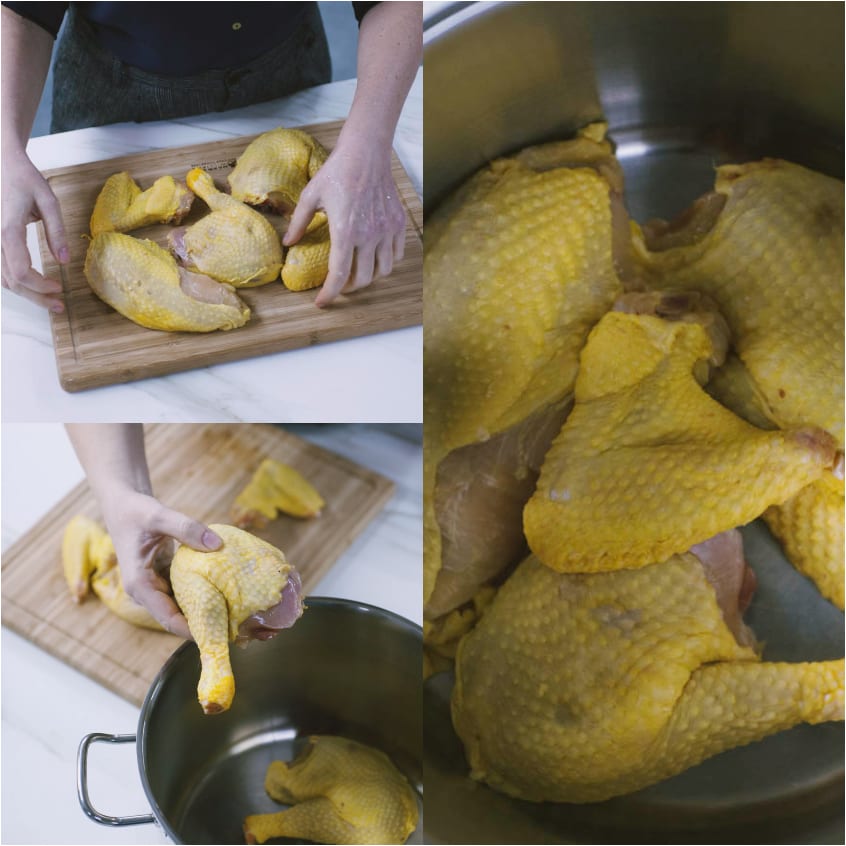 Pezzi di cappone crudo trasferiti dal tagliere nella pentola per il brodo
