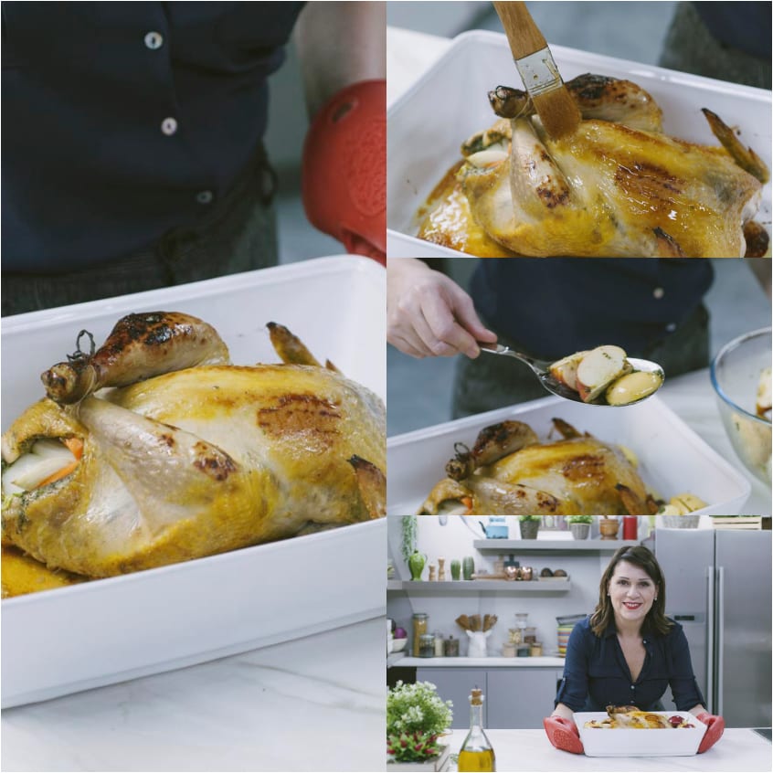 Faraona arrosto spennellata con miele mentre le patate vengono disposte attorno