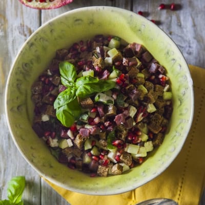 Insalata di bresaola, melagrana e pane nero con cetriolo a dadini e foglie di basilico fresco