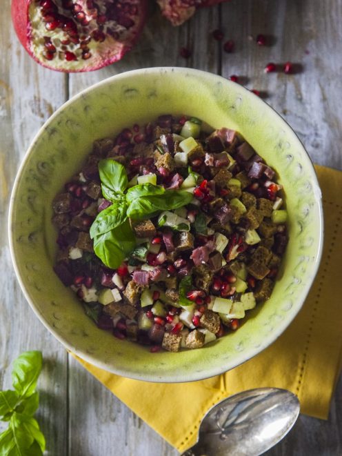 Insalata di bresaola, melagrana e pane nero con cetriolo a dadini e foglie di basilico fresco