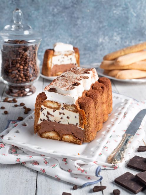 Stracchino della duchessa a fette con strati di crema al cioccolato, mascarpone e savoiardi spolverati di cacao