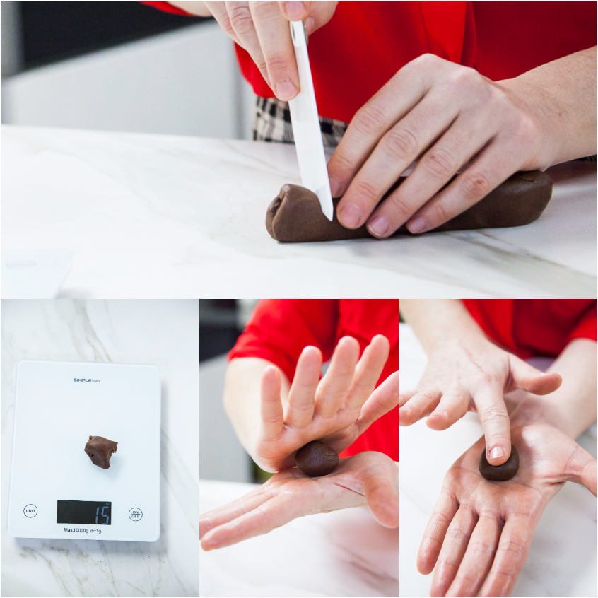 Mani che porzionano, pesano e modellano l'impasto al cacao per formare i biscotti chicco di caffè