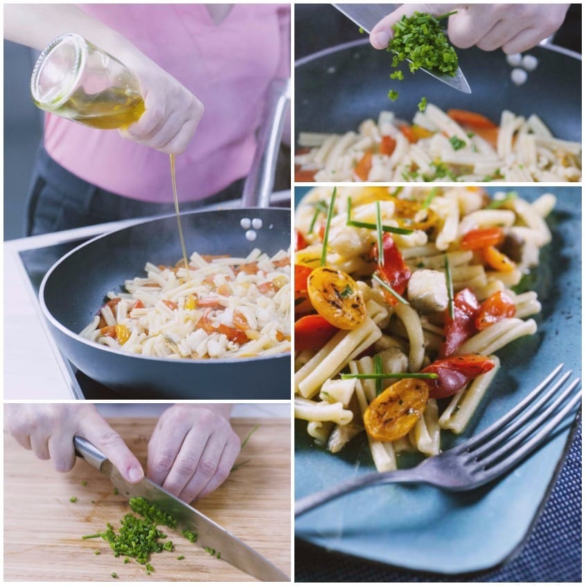 Olio versato sulla pasta con pomodorini in padella, poi erba cipollina tritata e impiattamento finale